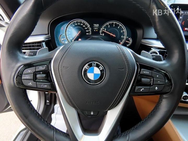 BMW 5 Series G30 530i xDrive M Sport Plus 9
