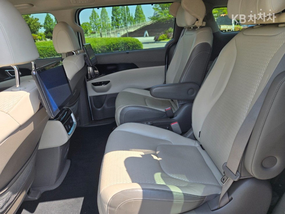 2021 - kia carnival