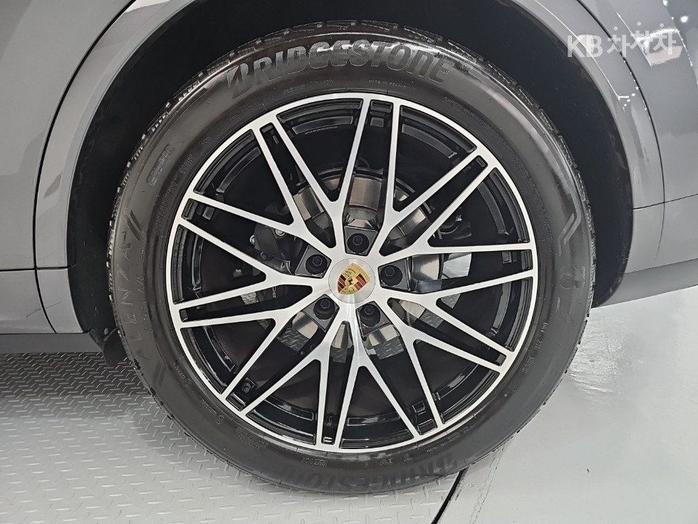 2024 Porsche (9Y0) photo