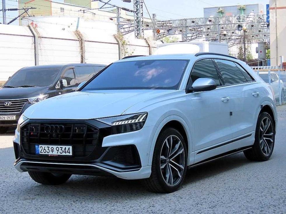 2021 - audi sq8