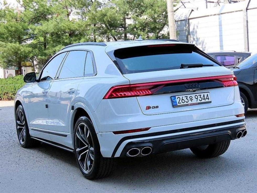 2021 - audi sq8