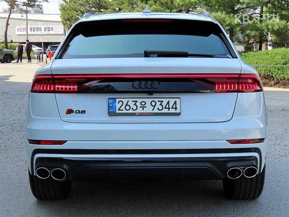 2021 - audi sq8