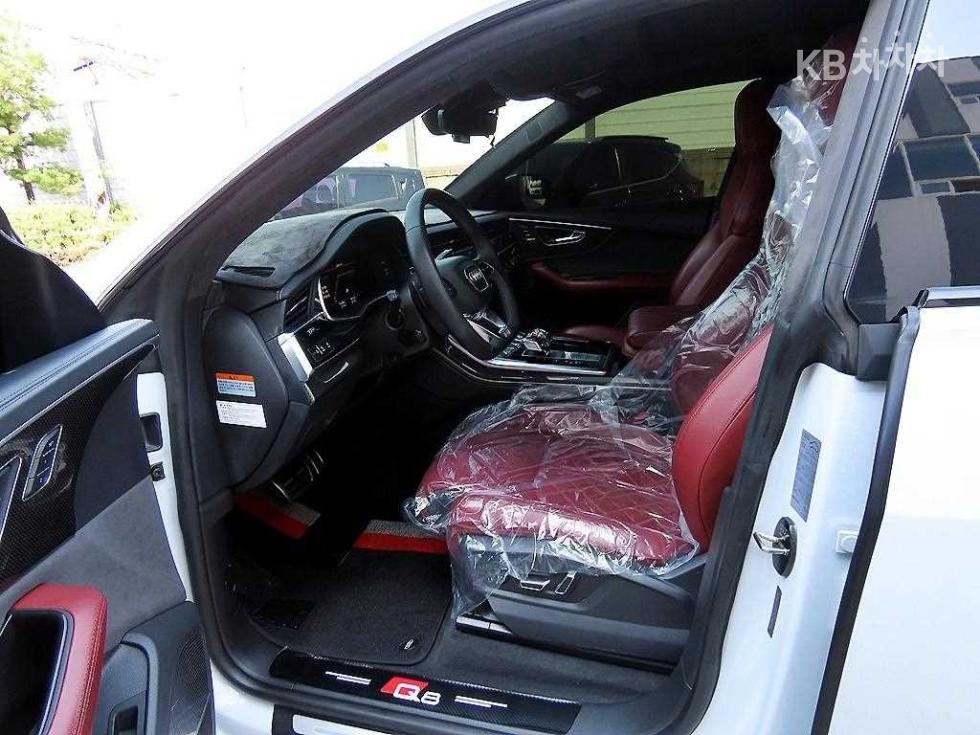 2021 - audi sq8
