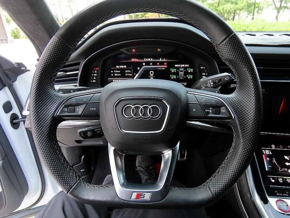 2021 - audi sq8