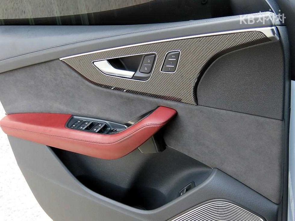2021 - audi sq8