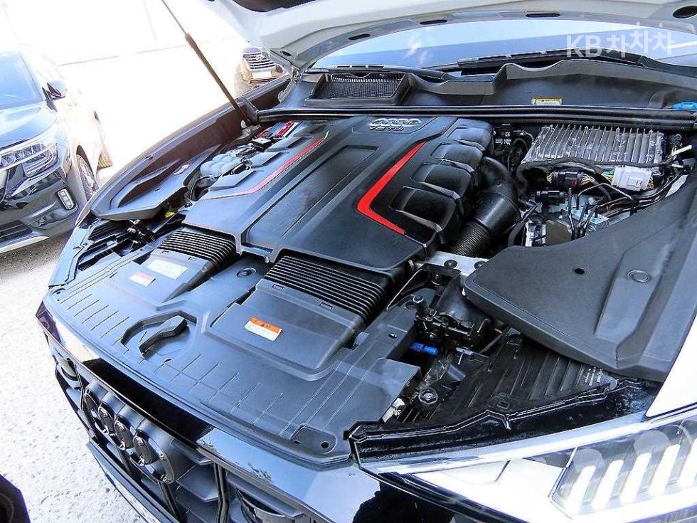 2021 - audi sq8