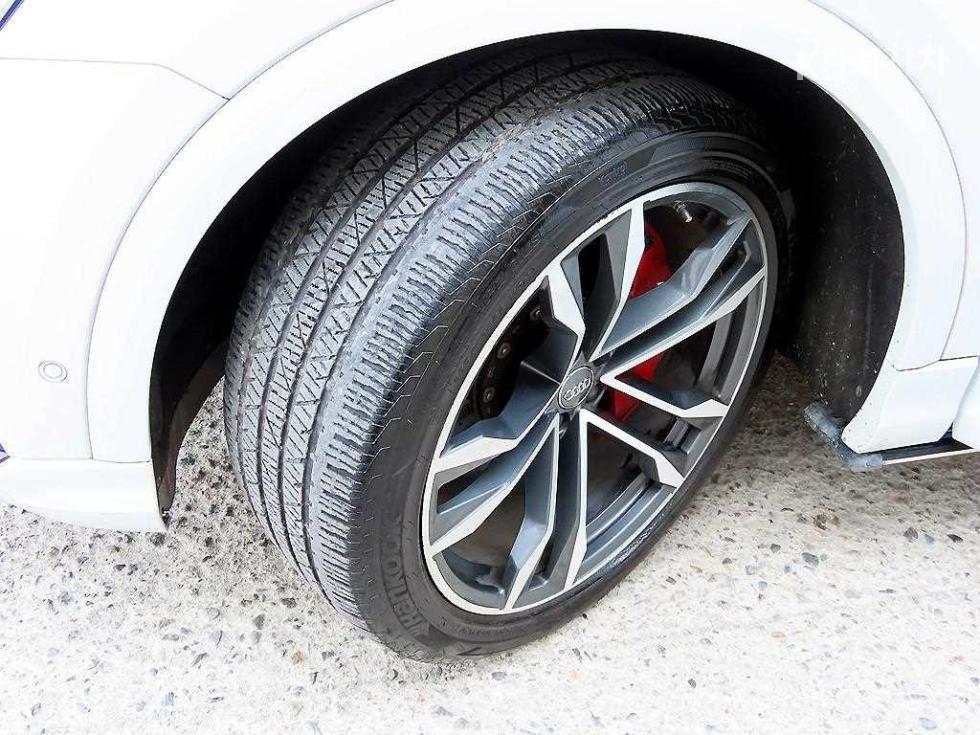 2021 - audi sq8