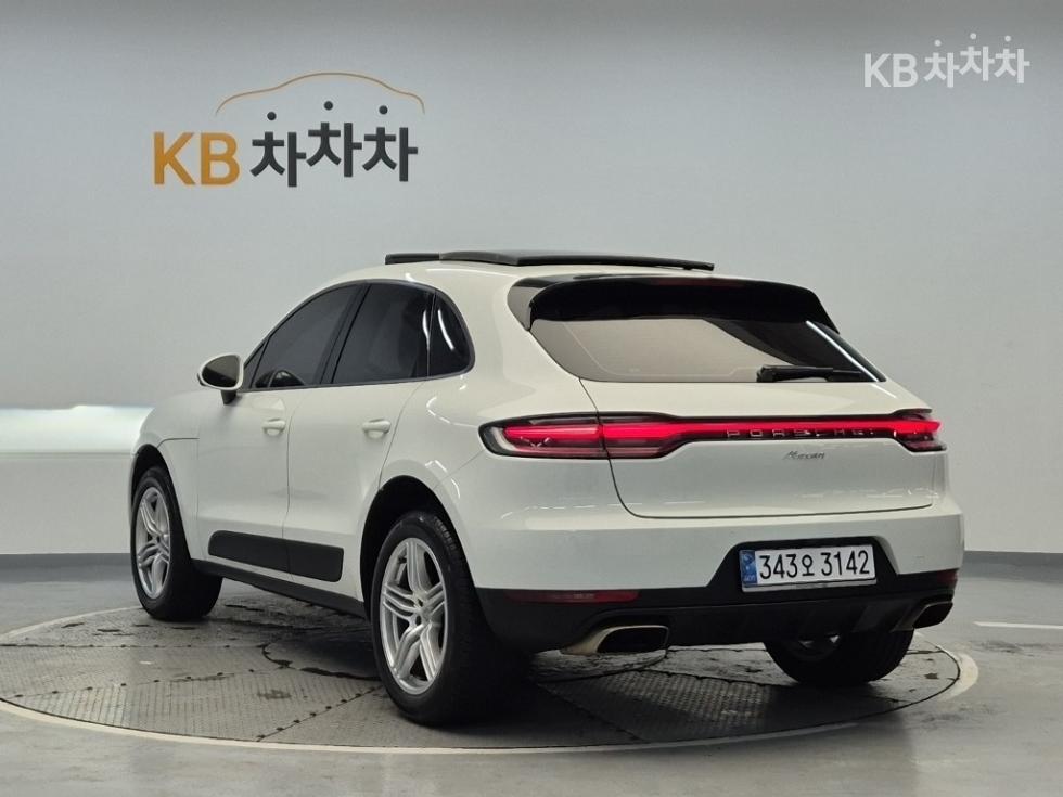 2021 - porsche macan