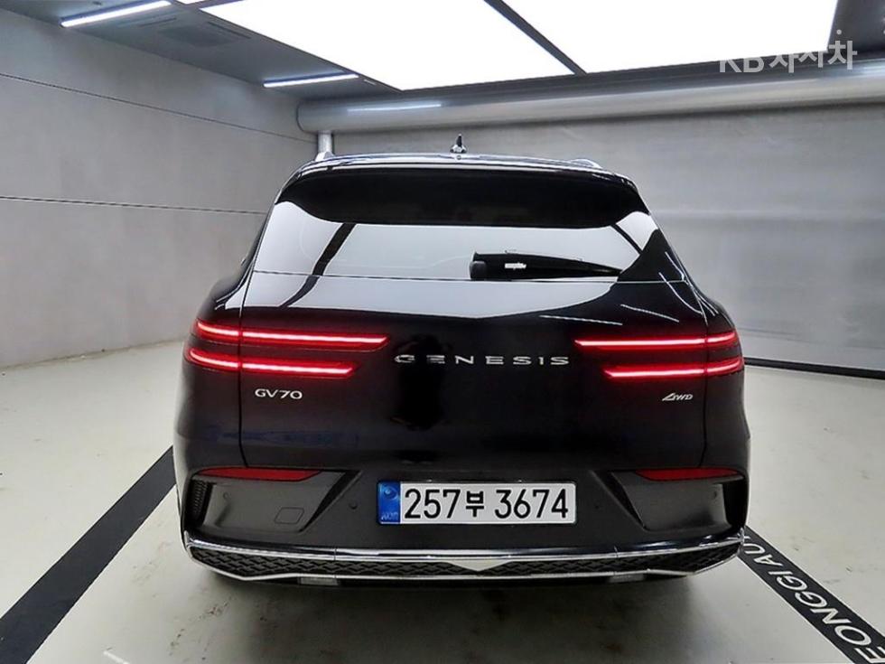 2025 Genesis GV70 photo