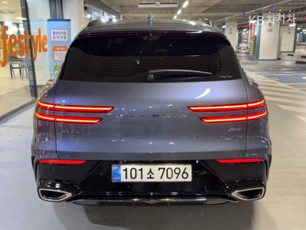 2025 Genesis GV70 photo