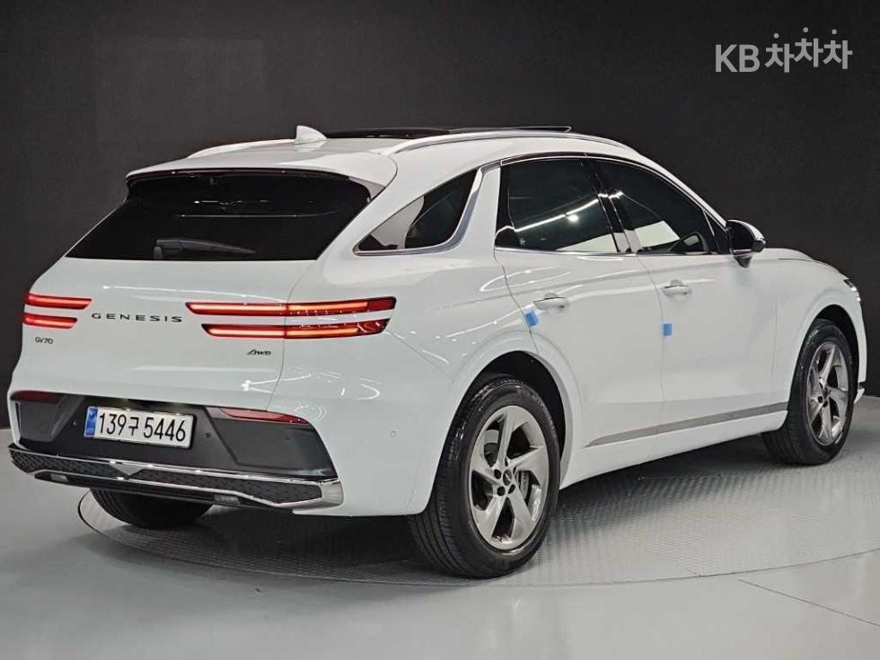 2025 Genesis GV70 photo