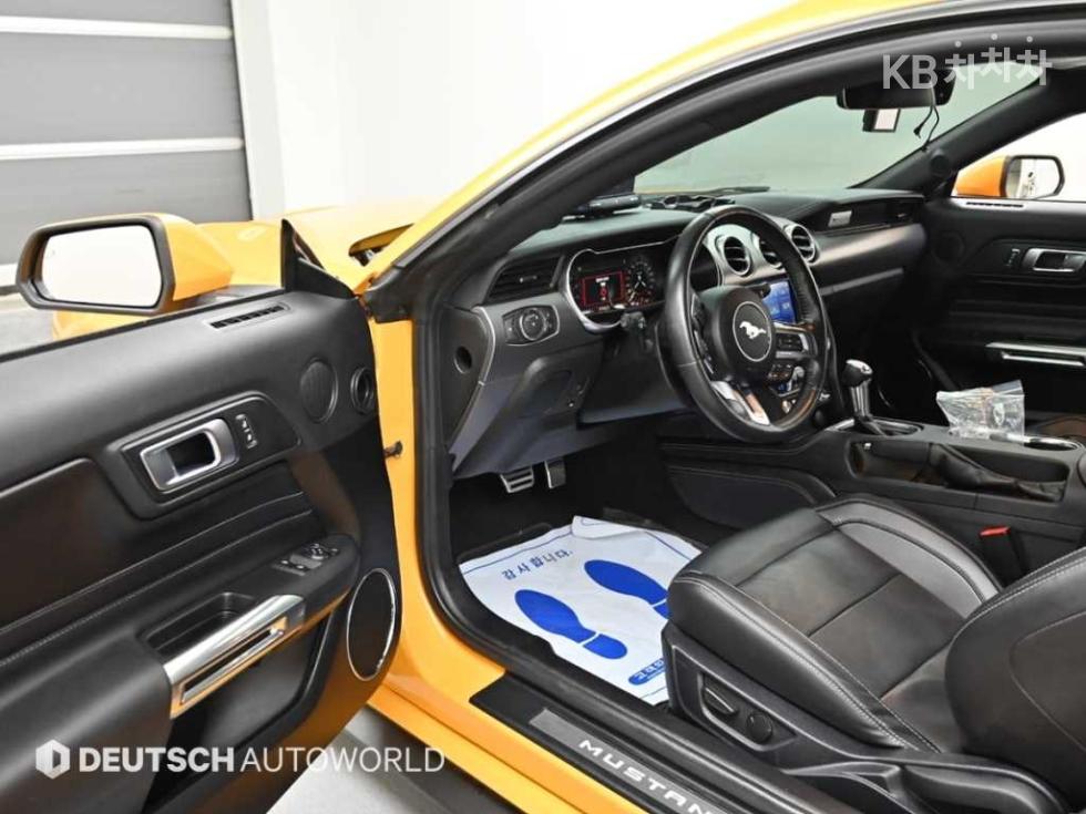 2022 - ford mustang