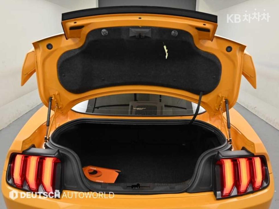 2022 - ford mustang