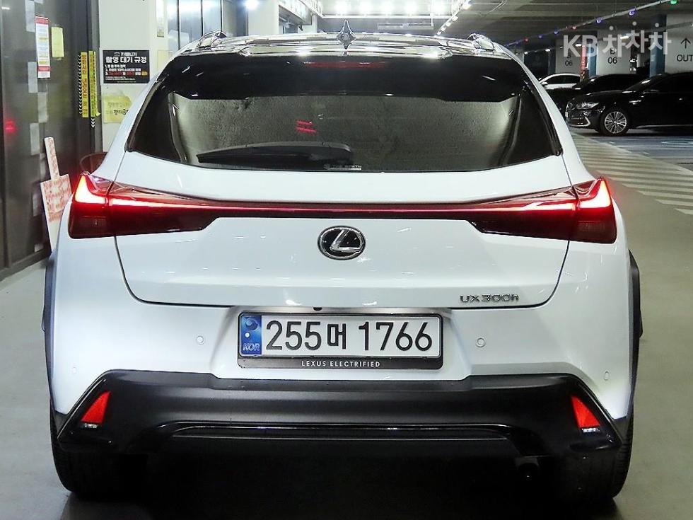 2025 - lexus ux