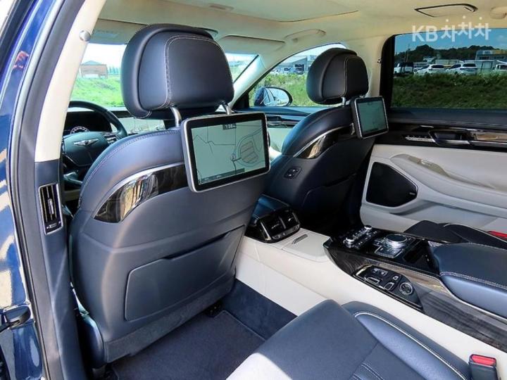 Genesis EQ900 5.0 GDI AWD Prestige 8