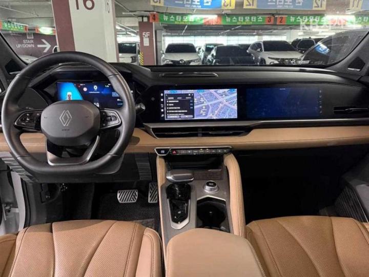 Renault Koleos E-Tech Hybrid Iconic 8