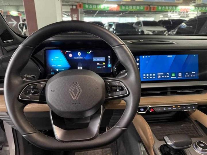 Renault Koleos E-Tech Hybrid Iconic 9