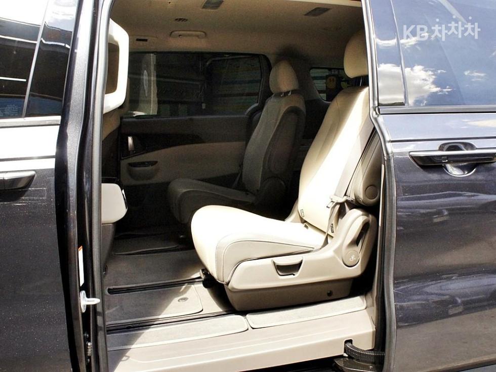 2023 - kia carnival