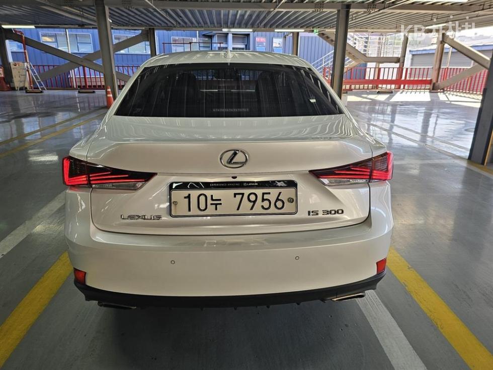 2019 - lexus is