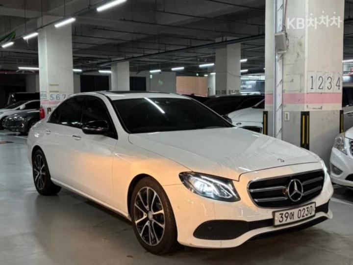 Mercedes-Benz E-Class W213 E220d Avantgarde 4
