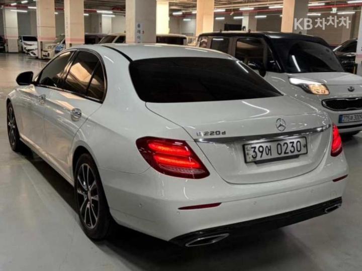 Mercedes-Benz E-Class W213 E220d Avantgarde 5