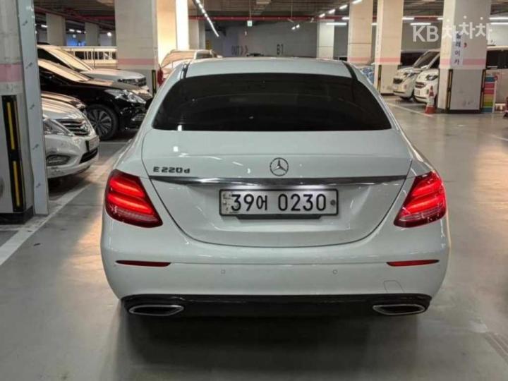 Mercedes-Benz E-Class W213 E220d Avantgarde 6