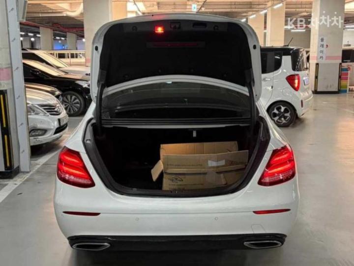 Mercedes-Benz E-Class W213 E220d Avantgarde 7