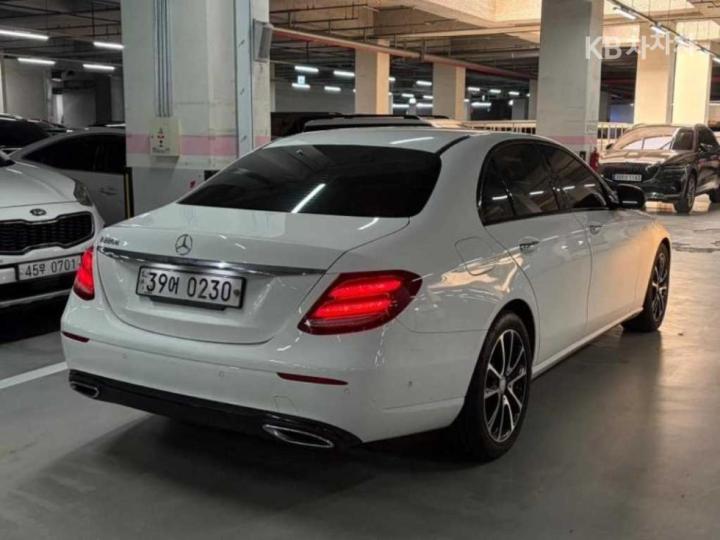 Mercedes-Benz E-Class W213 E220d Avantgarde 8