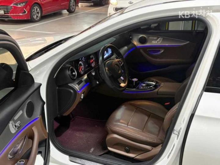 Mercedes-Benz E-Class W213 E220d Avantgarde 9
