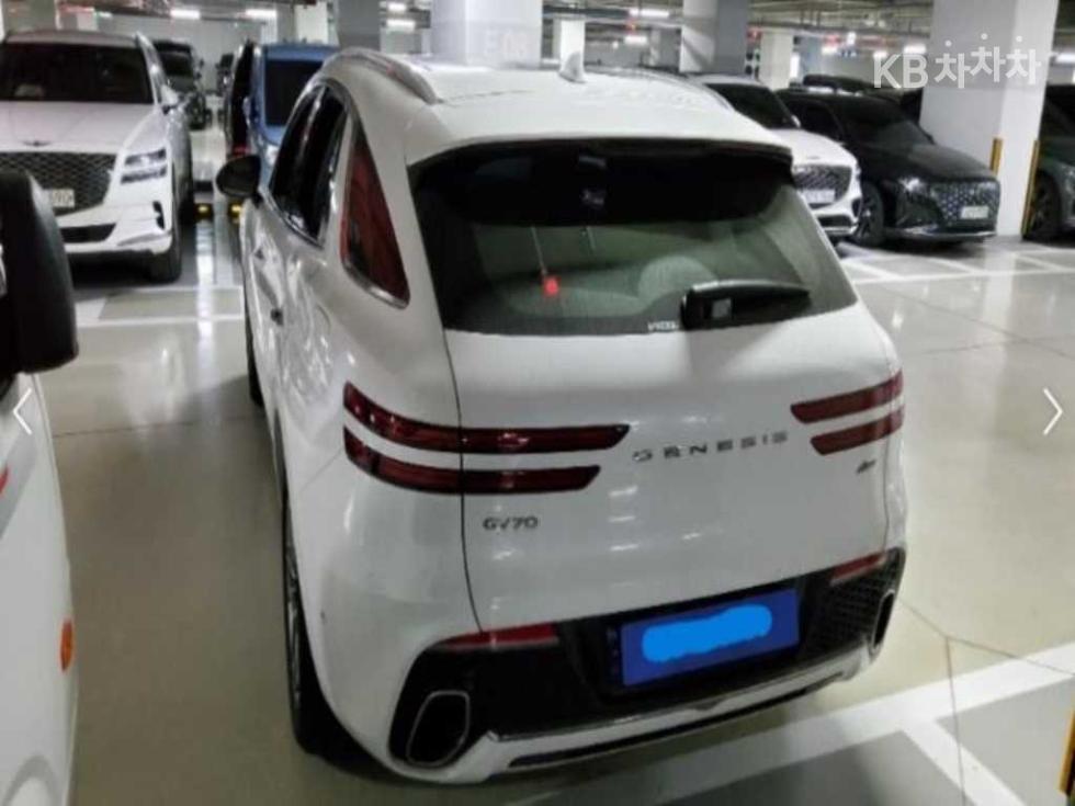 2023 Genesis GV70 photo