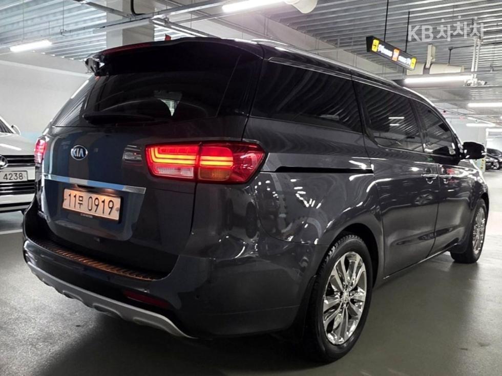 Kia Carnival — miniaturë 4