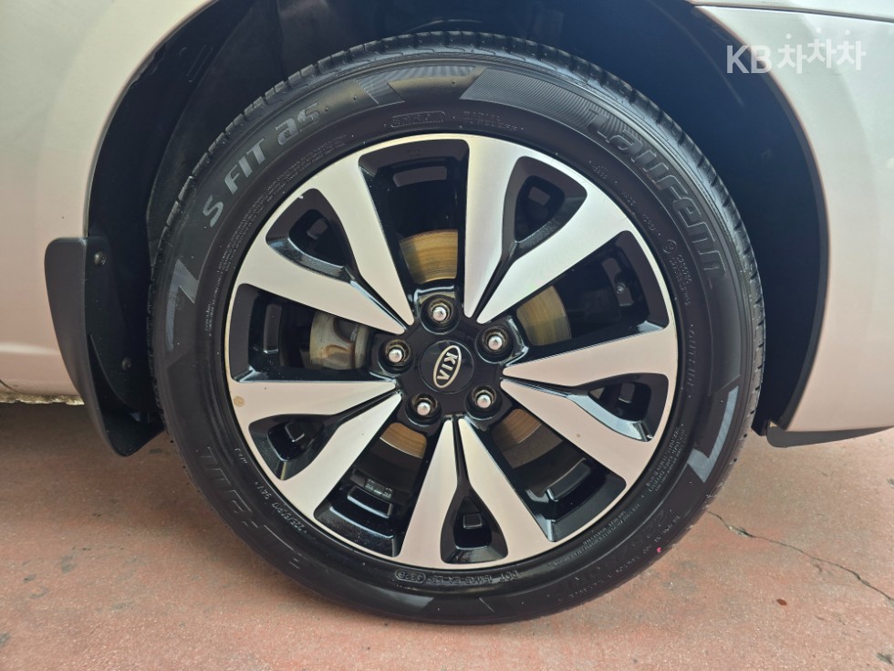 Kia Carens — miniaturë 20