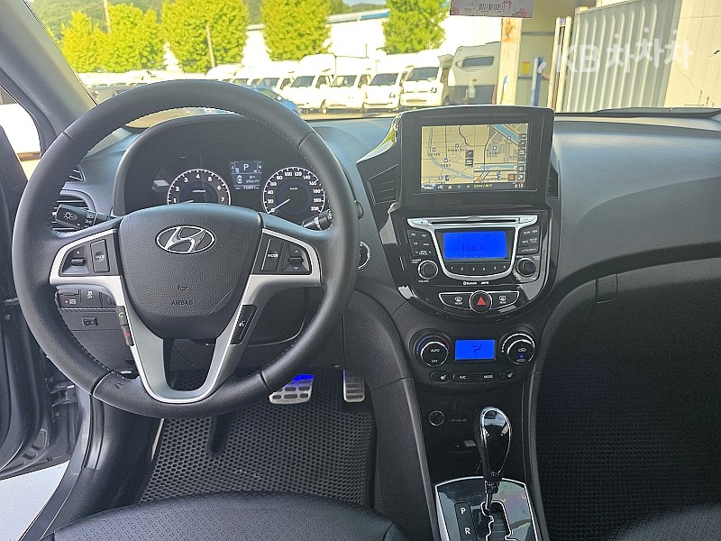 2011 - hyundai accent