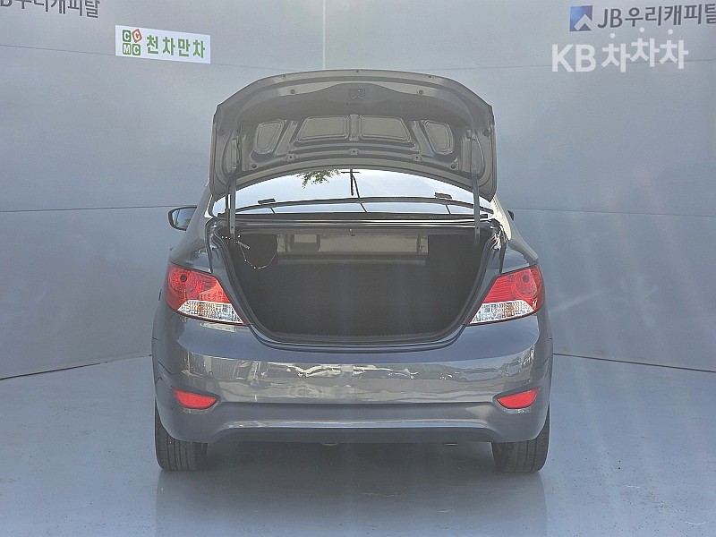 2011 - hyundai accent