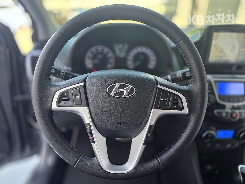 2011 - hyundai accent