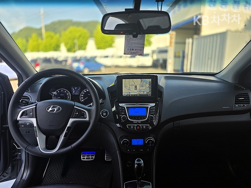 2011 - hyundai accent