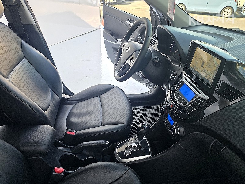 2011 - hyundai accent