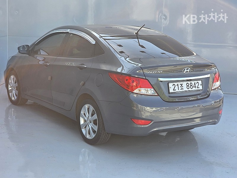 2011 - hyundai accent