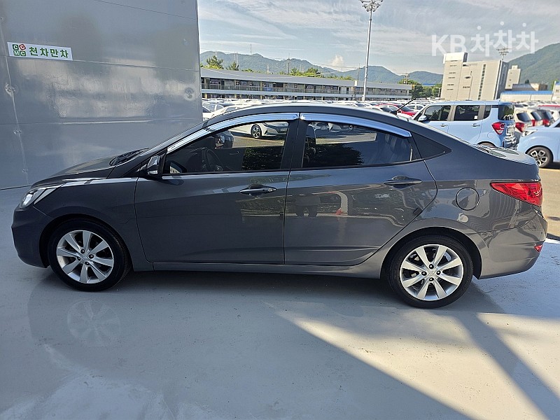 2011 - hyundai accent
