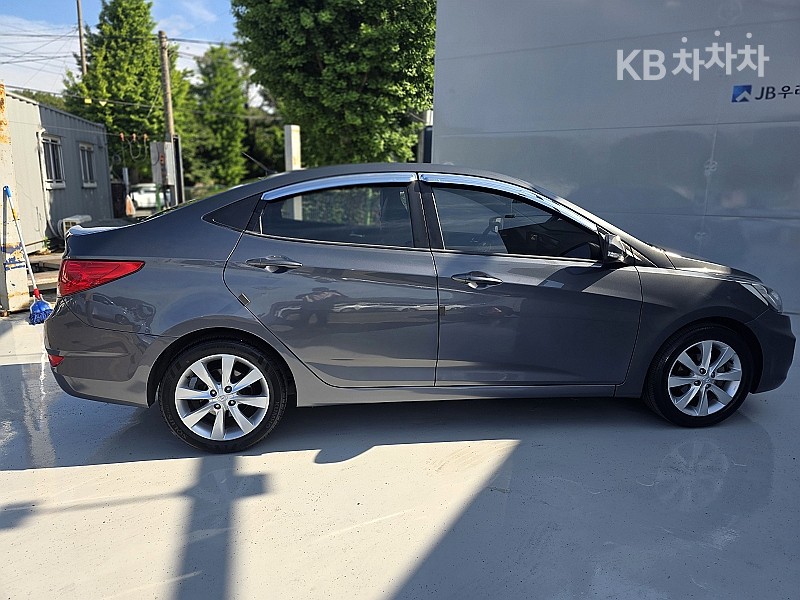 2011 - hyundai accent