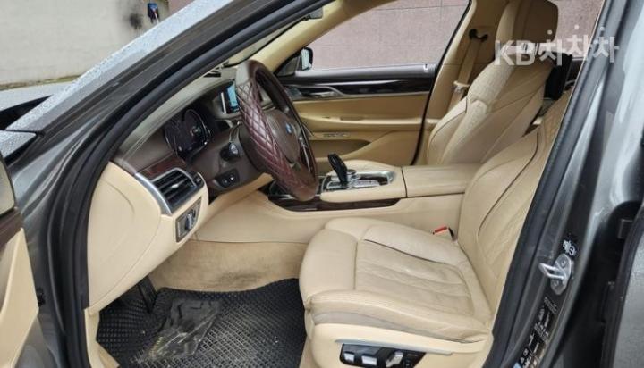 BMW 7 Series G11 750Li xDrive Premium 6