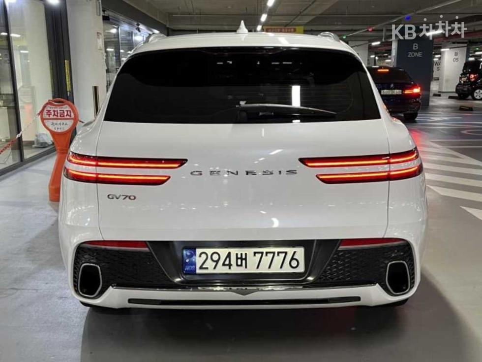 2023 Genesis GV70 photo