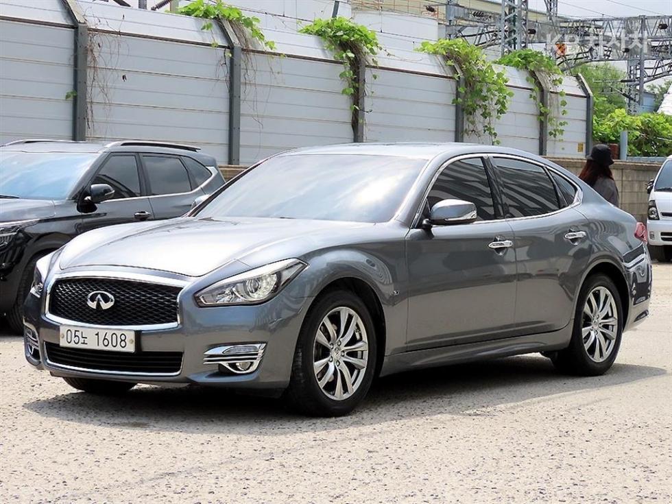 2017 - infiniti q70