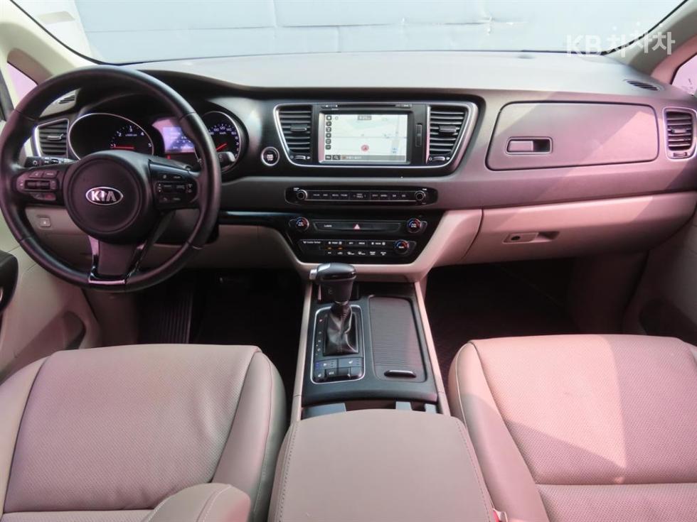 Kia Carnival — miniaturë 10