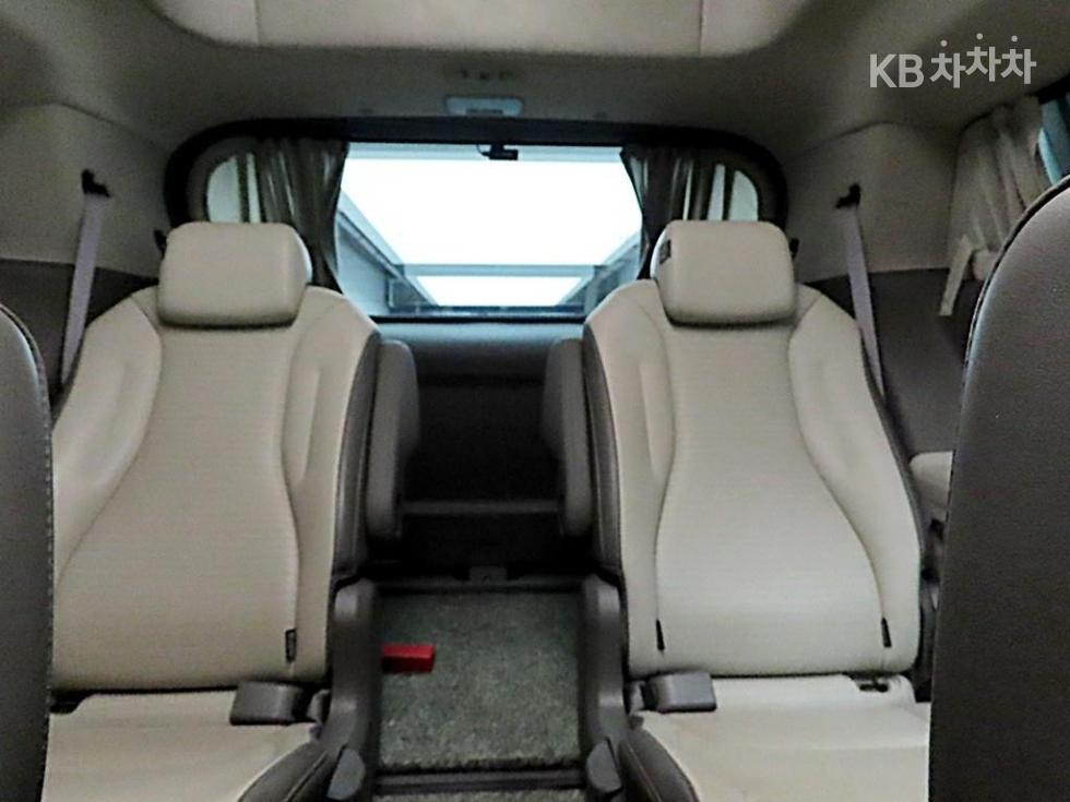 Kia Carnival — miniaturë 13