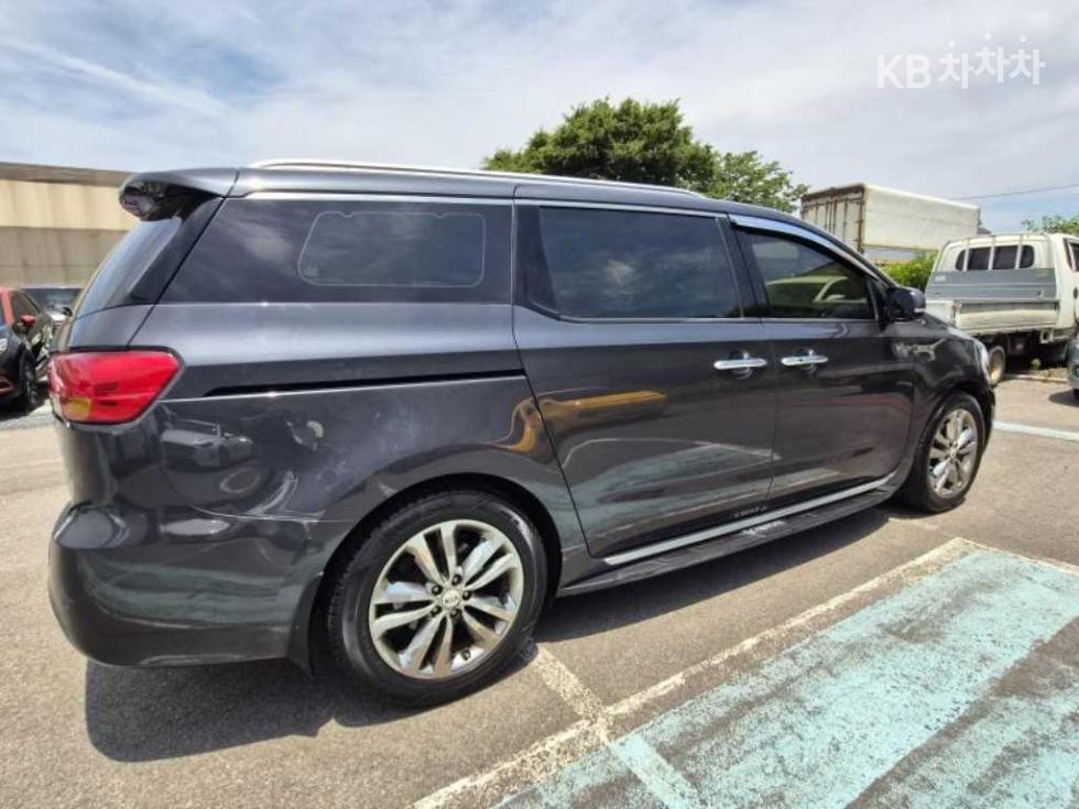 Kia Carnival — miniaturë 3
