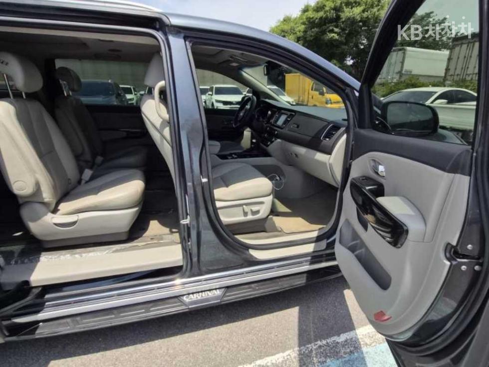 Kia Carnival — miniaturë 15