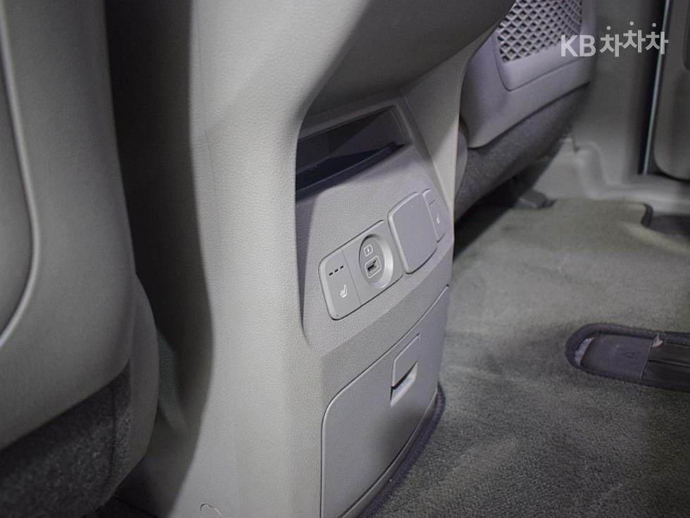 Kia Carnival — miniaturë 9