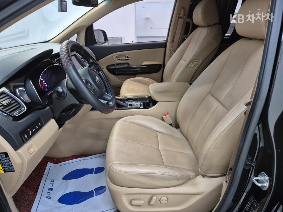 Kia Carnival — miniaturë 11