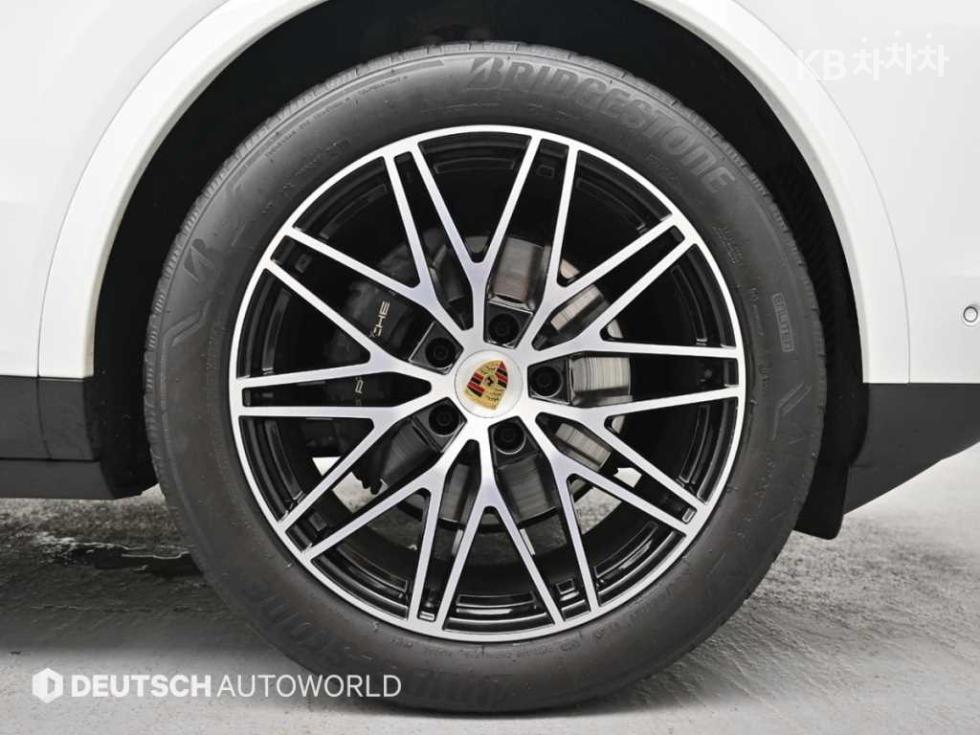 2024 Porsche (9Y0) photo